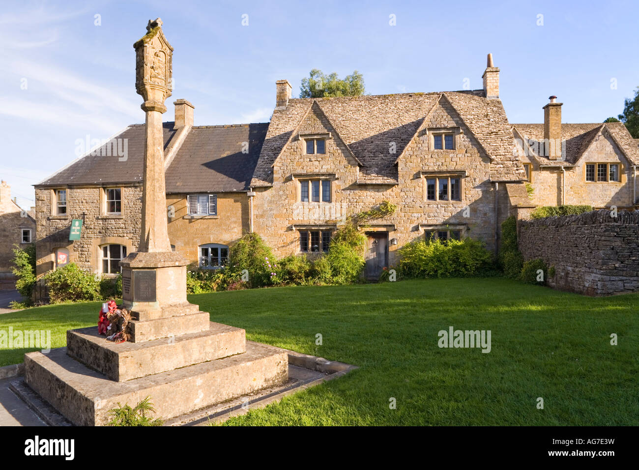 Am Abend Sonnenlicht auf Steinhütten in Cotswold Dorf des Guiting Power, Gloucestershire Stockfoto