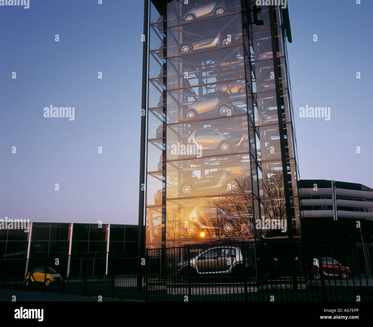 Smart Car Tower in der Morgendämmerung, Utrecht, Niederlande. Stockfoto