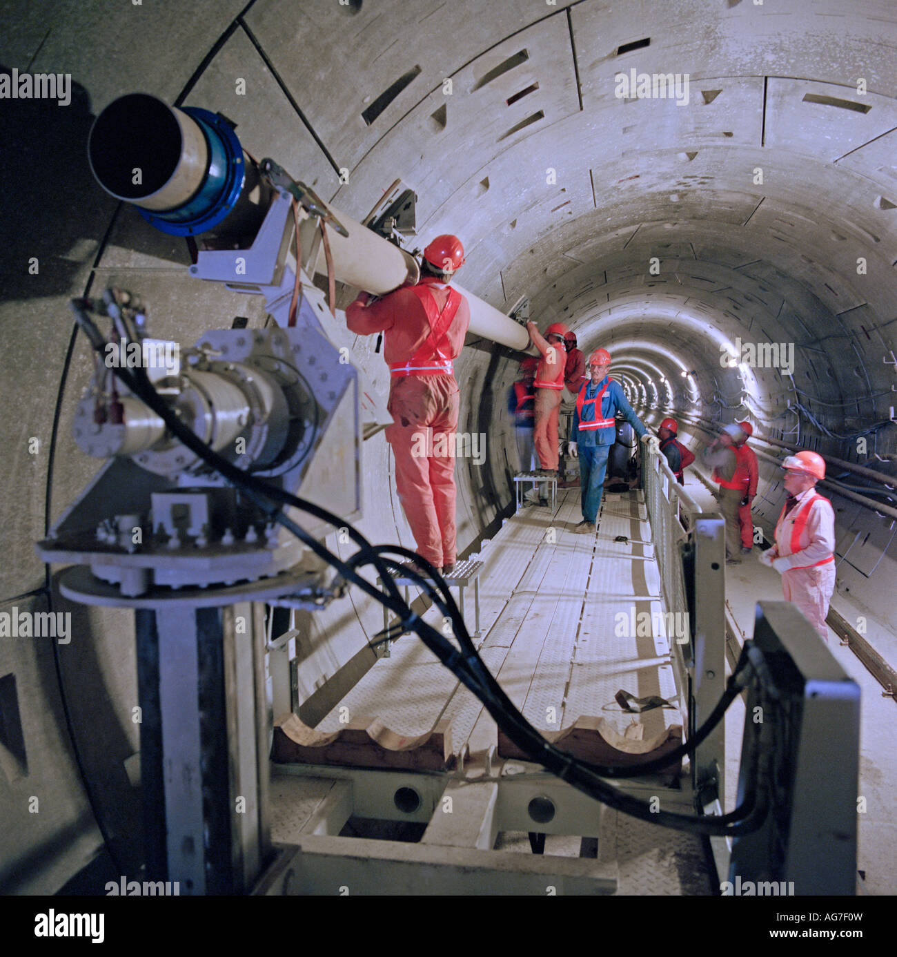 Französisch-Kanaltunnel Ingenieure 273mm Kohlenstoff-Mangan Rohrleitungen für Hochdruck-Firemain in den Service-Tunnel zu installieren. Stockfoto