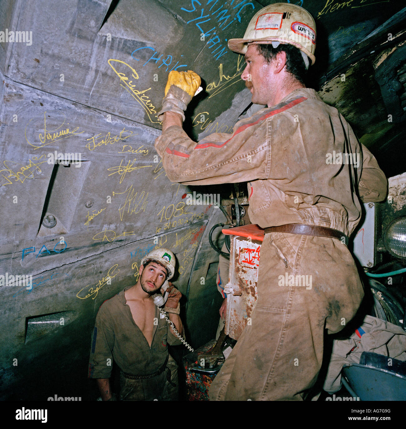 Französischer Mineure melden Sie ihren Namen auf dem letzten Ring Betonsegmenten kurz vor der historischen Eurotunnel-Durchbruch. Stockfoto