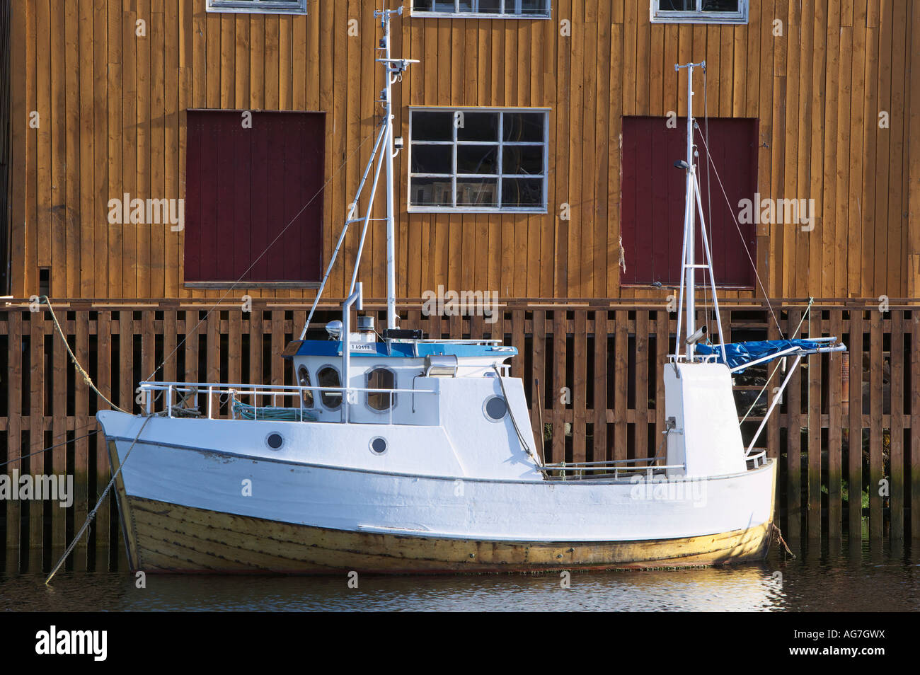 Hölzerne Angelboot/Fischerboot im Hafen von Bud Fraena More Og Romsdal-Norwegen Stockfoto