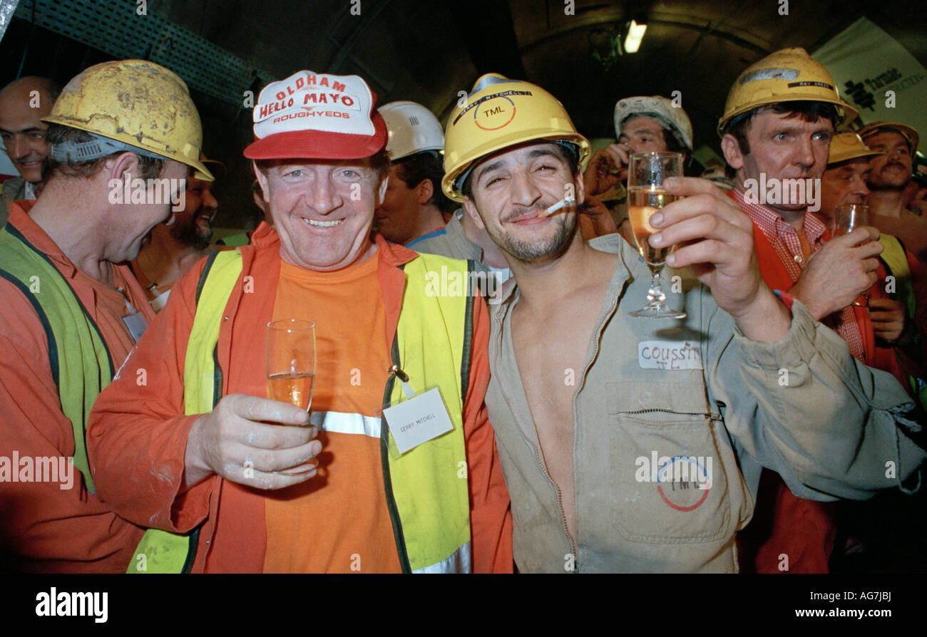 Britischen und französischen Ärmelkanal-Tunnel Ingenieure und Arbeiter nach dem historischen Unterwasser Service Tunnel Durchbruch Event zu feiern. Stockfoto