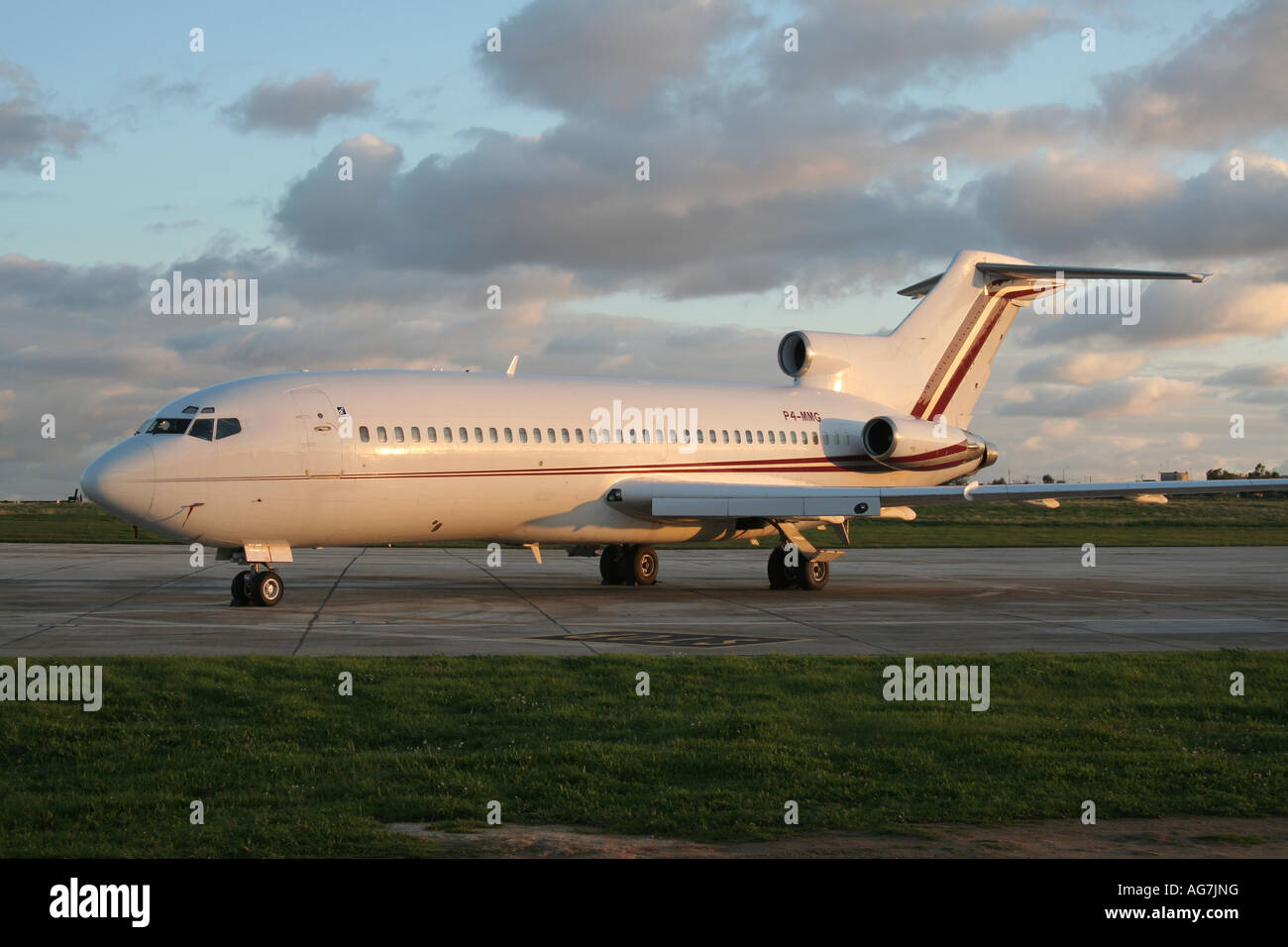 Geparkt Boeing 727 Airliner im Licht der untergehenden Sonne Stockfoto