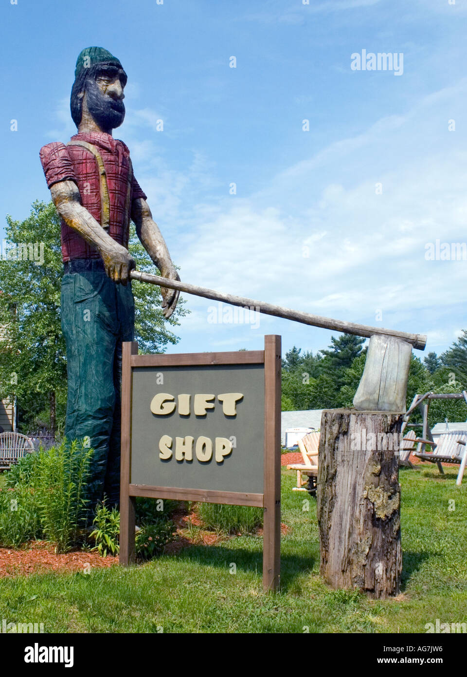 Paul Bunyan mit ax Holzschnitzerei Statue in einem Andenkenladen in Bellingham Massachusetts Stockfoto