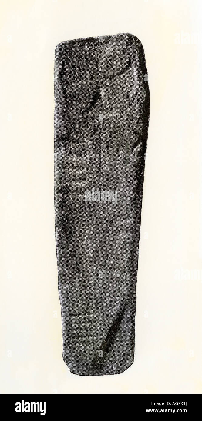 Pagan Grabstein mit Sonne Symbole und Alte irische Ogham cipher Irland geschnitzt. Hand - farbige Raster eines Fotos Stockfoto