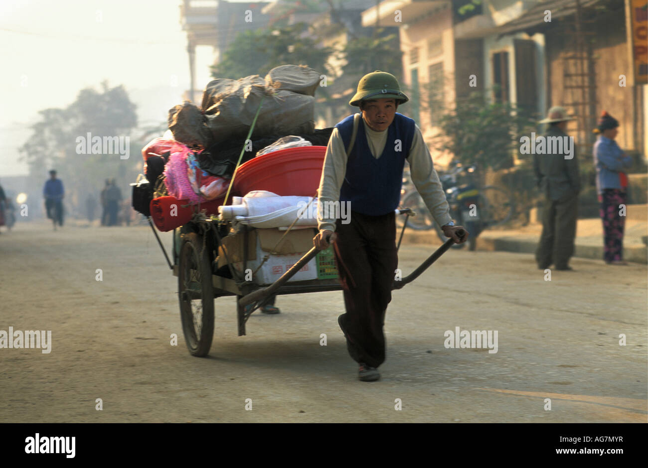 Vietnam Bac Ha Man zieht Handwagen Stockfoto