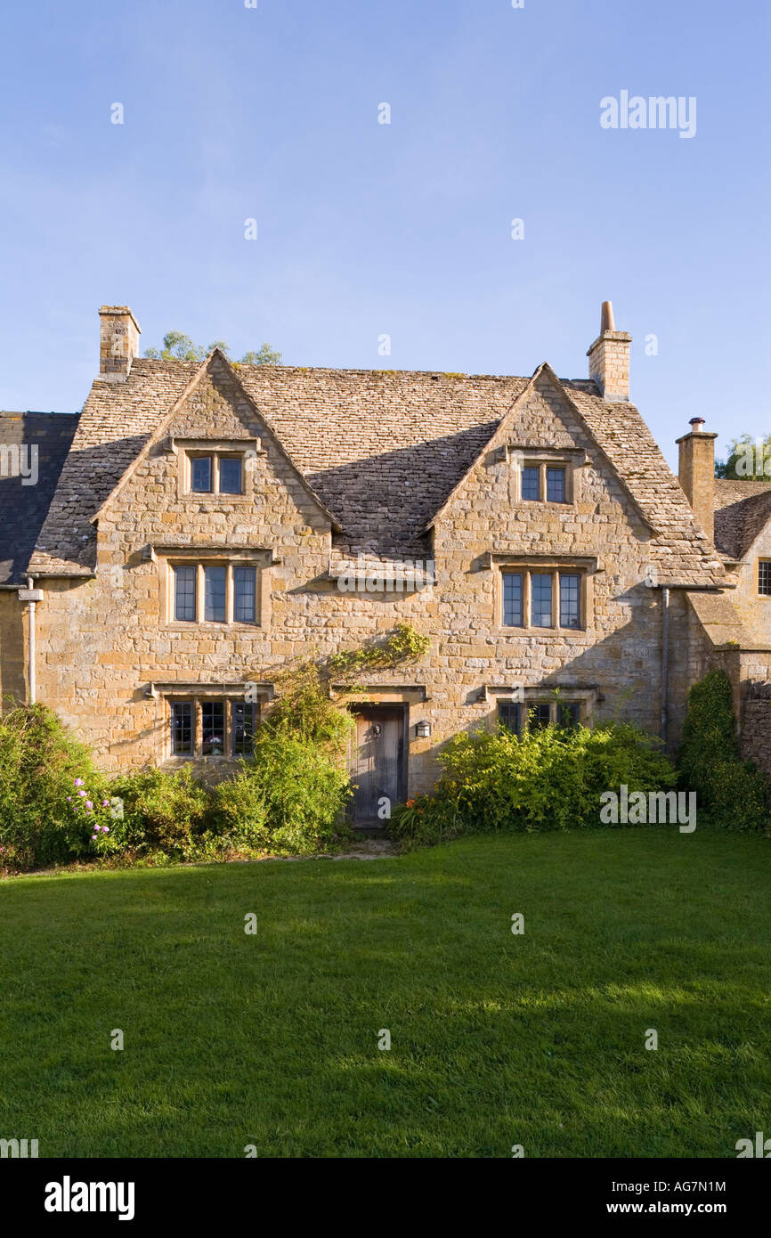 Am Abend Sonnenlicht auf Steinhütten in Cotswold Dorf des Guiting Power, Gloucestershire Stockfoto