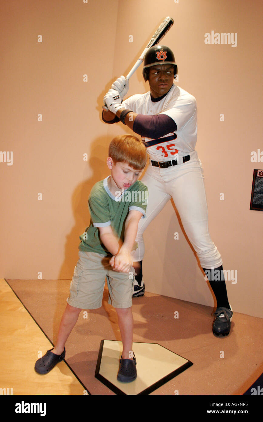 Auburn University Alabama, Campus, Lovelace Athletic Museum und Hall of Honor, Bo Jackson Statue, Baseballspiele, junge Jungen, Junge, Junge, Junge, Junge, Kinder, Kinder, Stockfoto