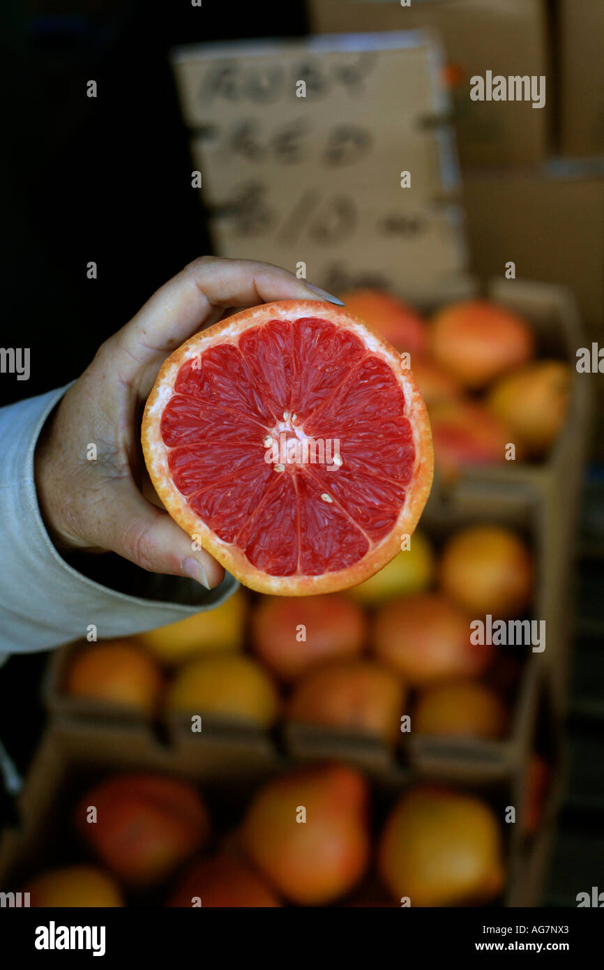 Ruby red Grapefruit zum Verkauf bei Flemington Markets in Sydney Australia Stockfoto