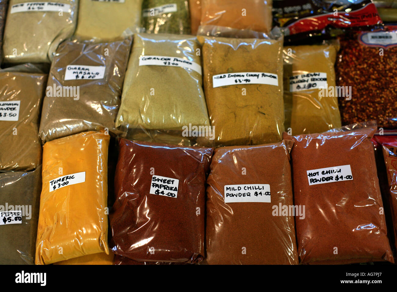 Eine Vielzahl von verschiedenen Gewürzen und Pulver für Verkauf in Flemington Markt in Sydney Australia Stockfoto
