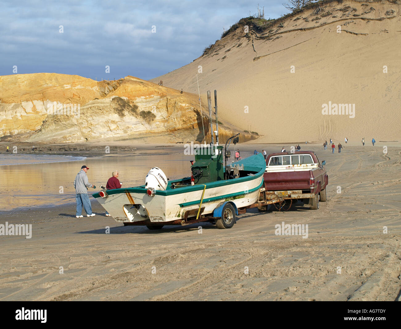 Dory Teil der Fischereiflotte Pacific City startet vom Strand vor Haystack Rock in Pacific City Stockfoto