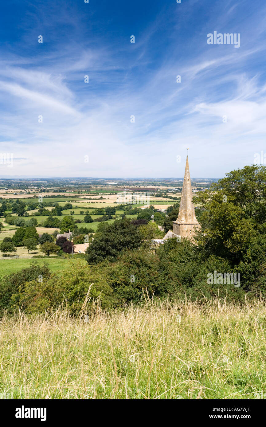 Blick auf die Kirche des Heiligen Nikolaus in Cotswold Dorf von Saintbury, Gloucestershire, über Vale Evesham Stockfoto