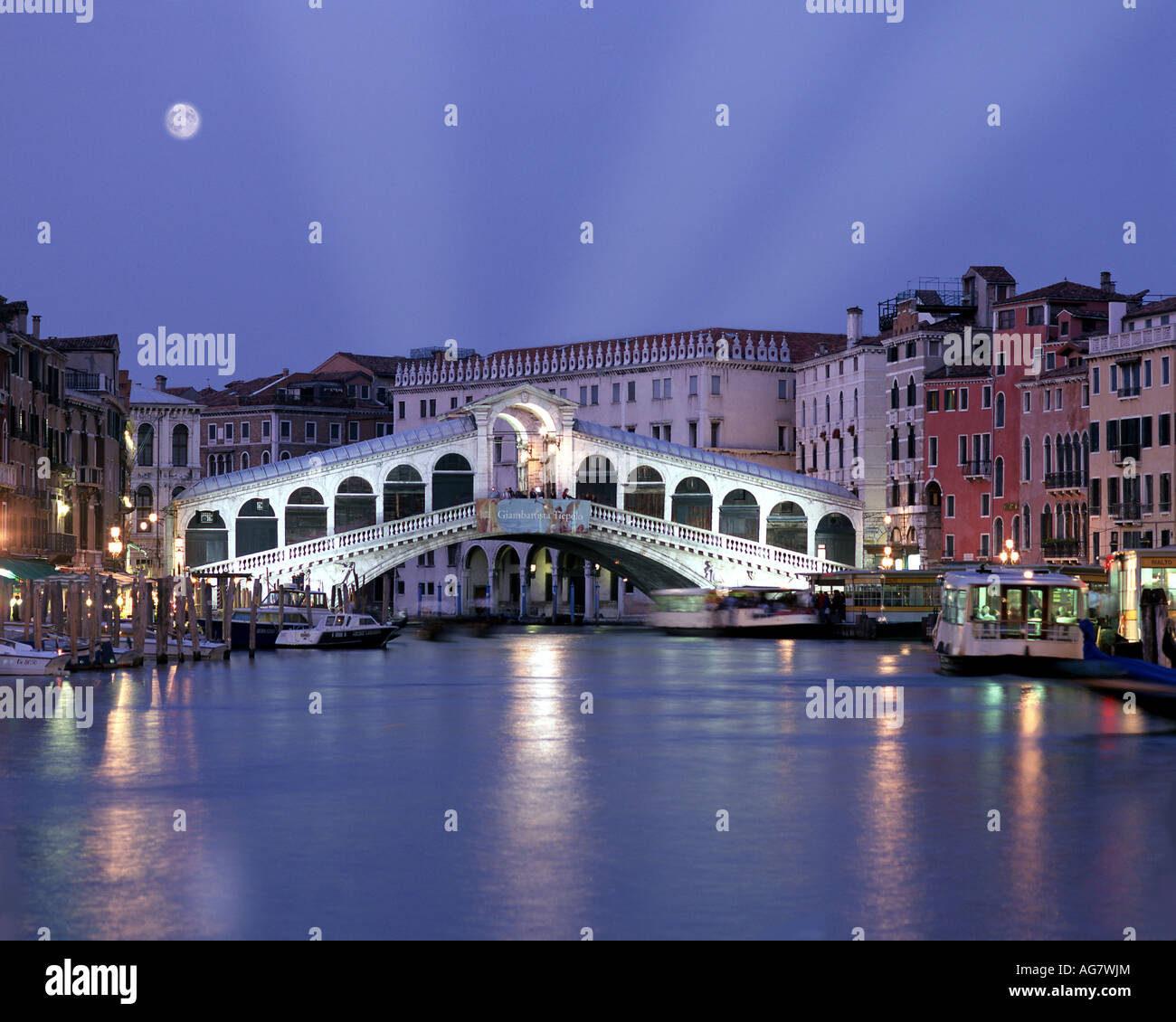 IT - Venedig: Rialto-Brücke bei Nacht Stockfoto