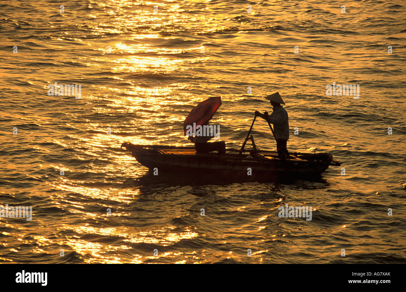 Vietnam Ha Long Bay Frau im Taxi-Boot Stockfoto