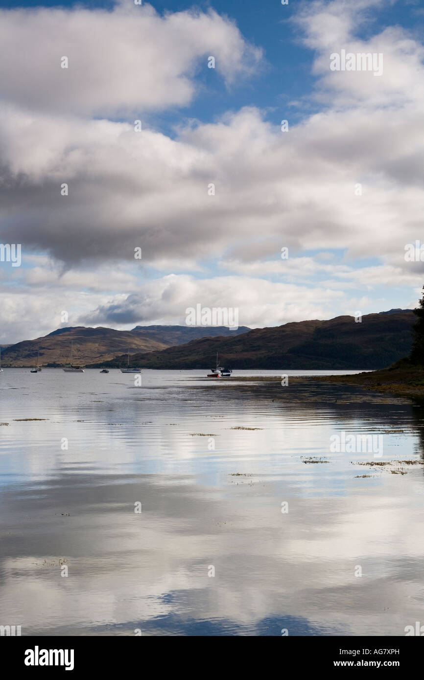 Reflexionen im ruhigen Loch Carron, Schottland Stockfoto