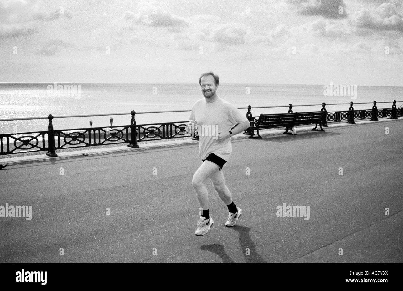 Robin Cook, Politiker, die entlang der Brighton Strandpromenade der Arbeitskonferenz 1992 Stockfoto