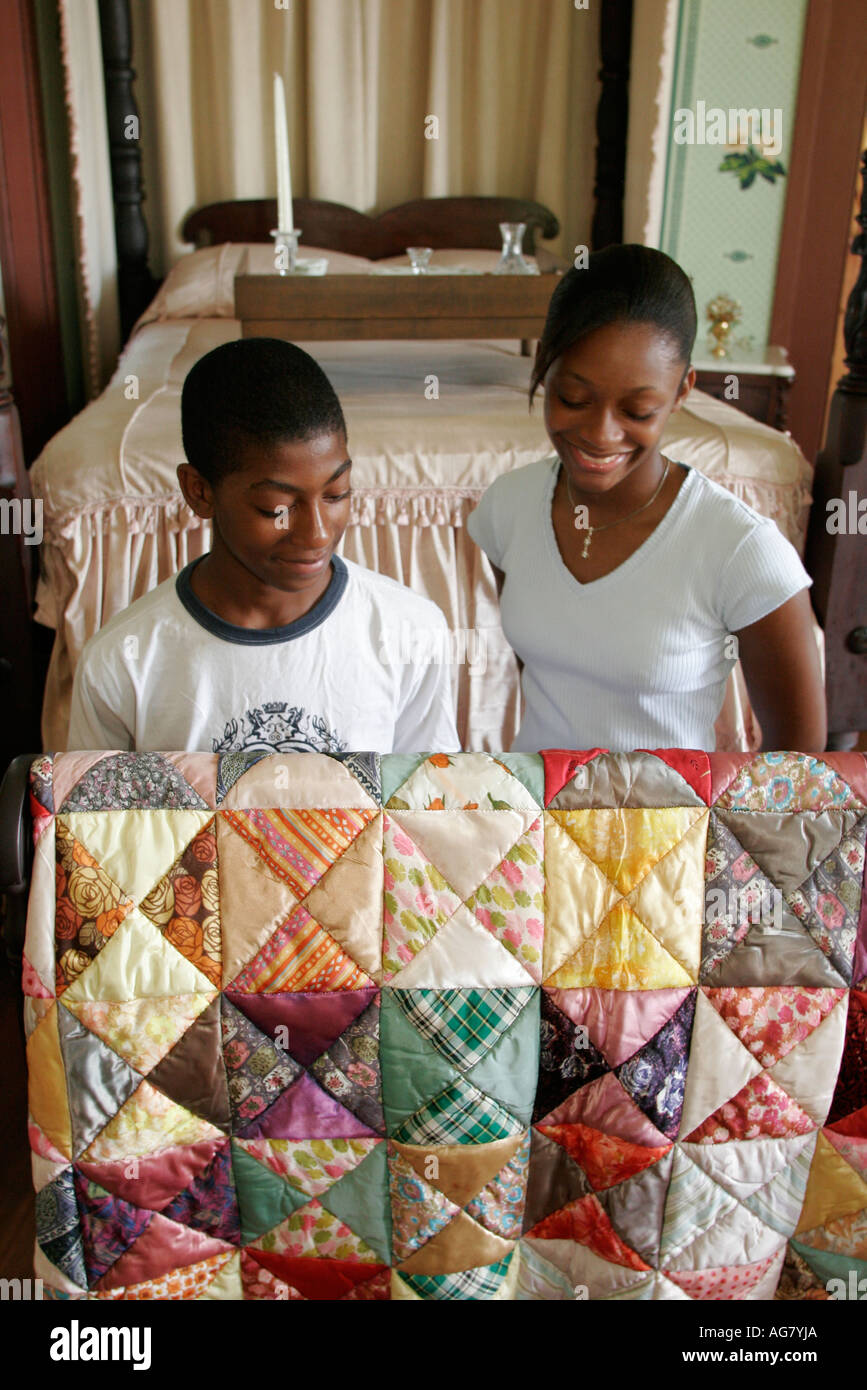 Alabama Marengo County, Demopolis, Gaineswood, griechisches Anwesen zur Wiederbelebung 1861, Quilt, Schlafzimmer, Schwarze Schwarze Afrikaner, ethnische Minderheit der Afrikaner, Teenager, Teenager, Teenager Stockfoto