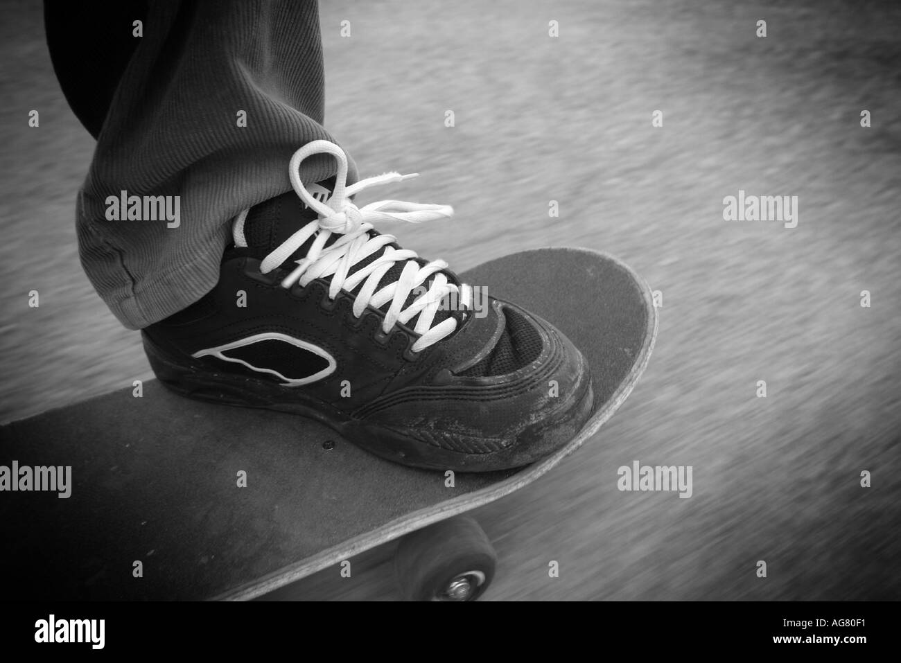 Skateboard Lifestyle Lauffeuer Skateboarder mit verschwommenen Straße Reiten eine skateboard Stockfoto