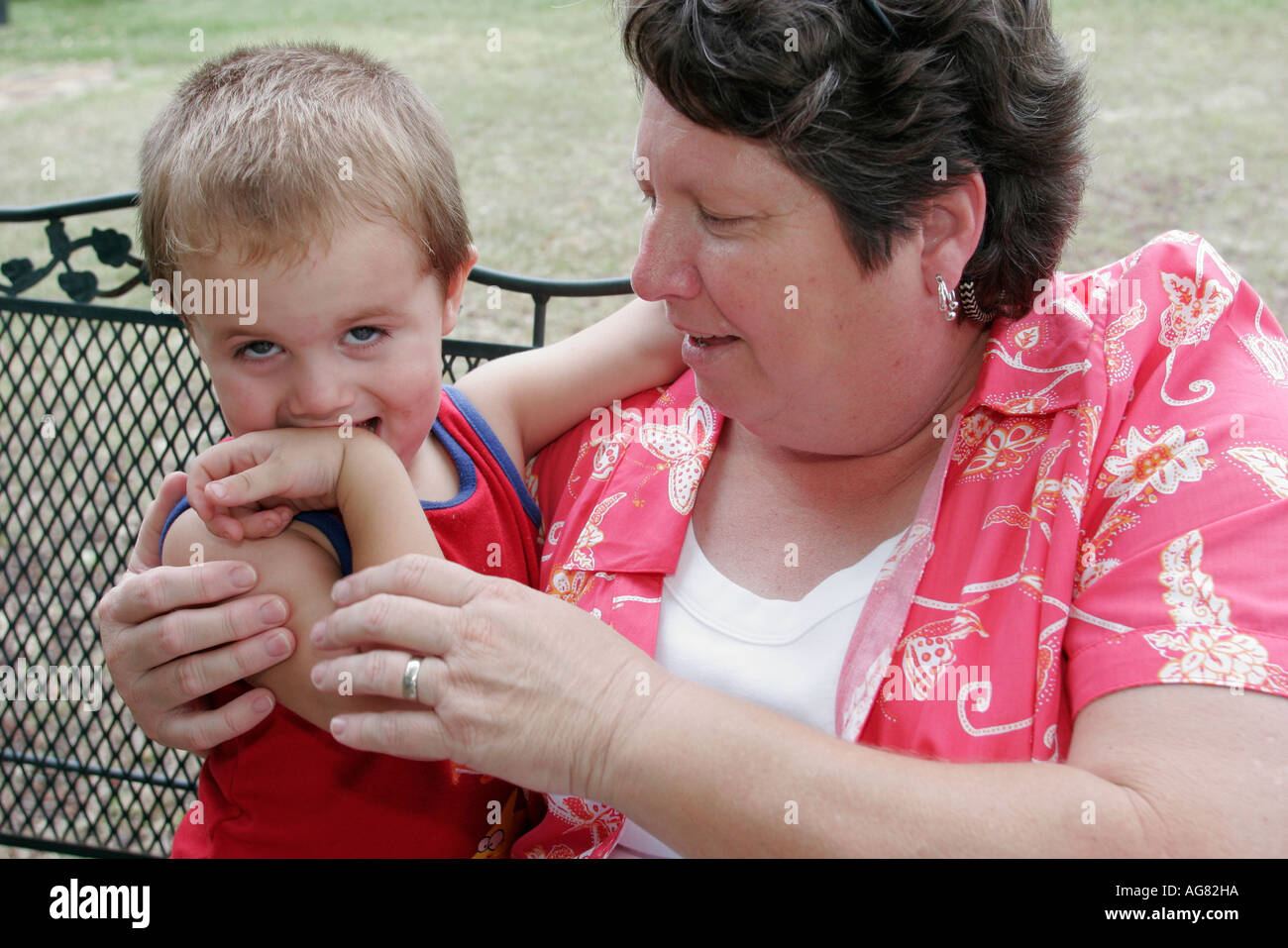 Alabama Baldwin County, Stapleton, Familie Familien Eltern Eltern Kind Kinder, Mutter Mutter Mutter, Vater Vater, Wiedervereinigung, junge Jungen Jungen Jungen Jungen männlich Kind Kinder Kind Chi Stockfoto