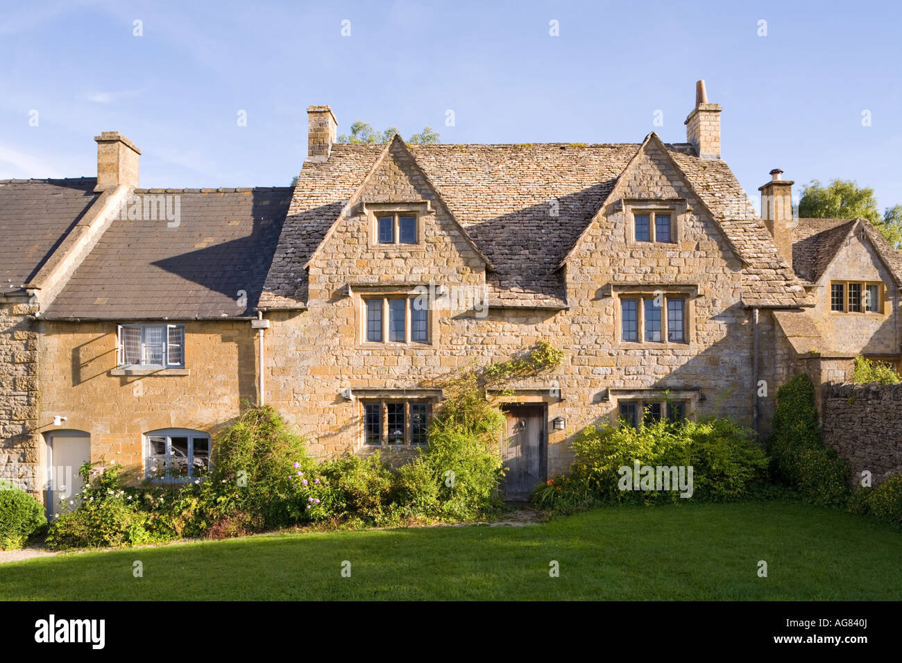 Am Abend Sonnenlicht auf Steinhütten in Cotswold Dorf des Guiting Power, Gloucestershire Stockfoto