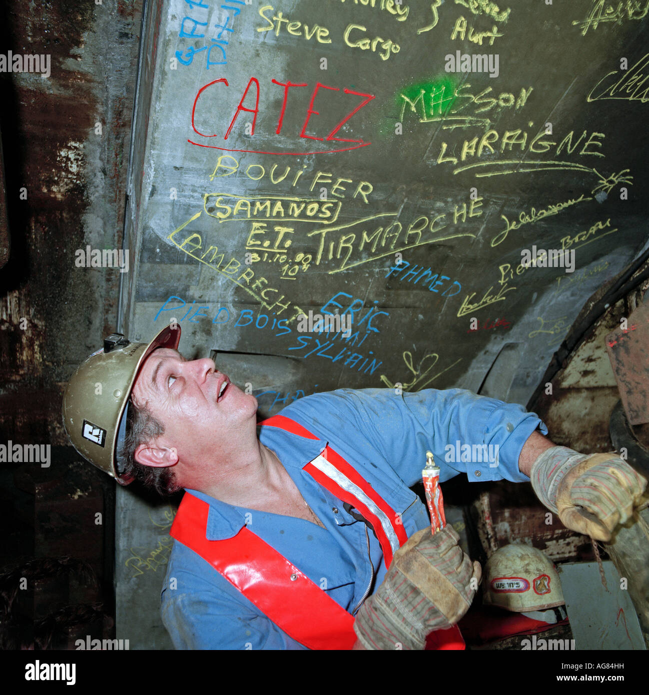 Französischer Mineure melden Sie ihren Namen auf dem letzten Ring Betonsegmenten kurz vor der historischen Eurotunnel-Durchbruch. Stockfoto