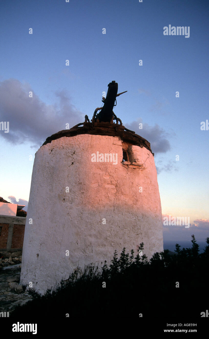 Griechenland-Kykladen Insel Naxos innerhalb einer zerstörten Windmühle im Dorf filoti Stockfoto