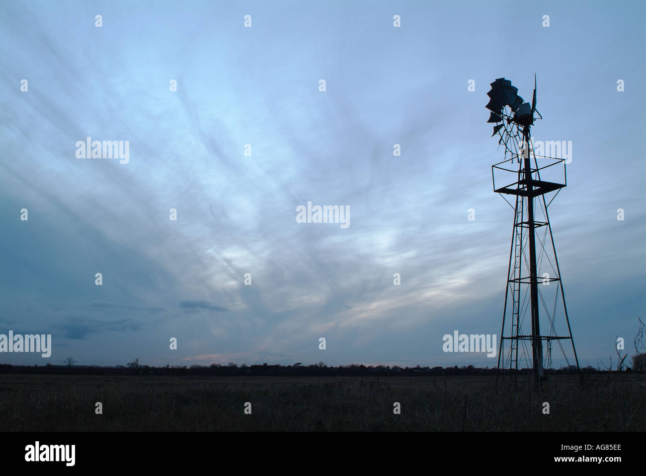 Windpumpe Silhouette gegen den Himmel der Abenddämmerung Stockfoto