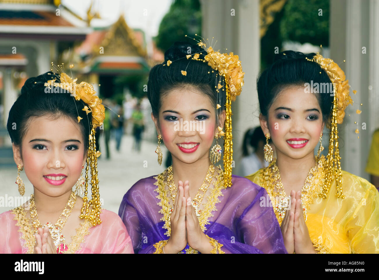 Thailand Bangkok Königspalast Mädchen gekleidet In traditionellen Thai  Kleidung Stockfotografie - Alamy