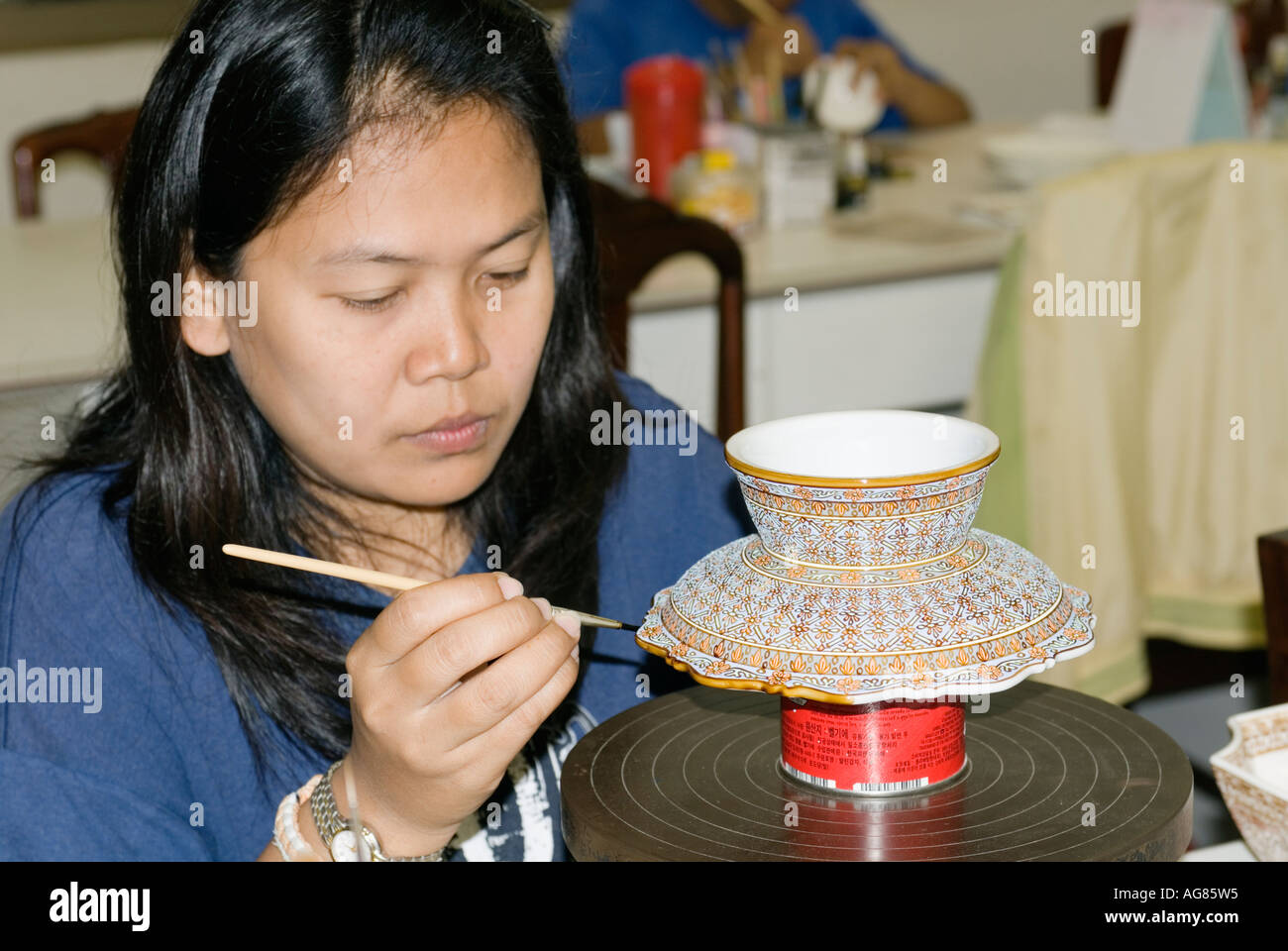 Thailand Frau Malerei Benjarong Thai Porzellan Stockfoto