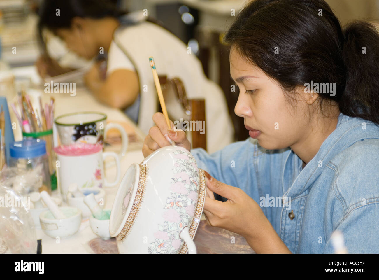 Thailand Frau Malerei Benjarong Thai Porzellan Stockfoto