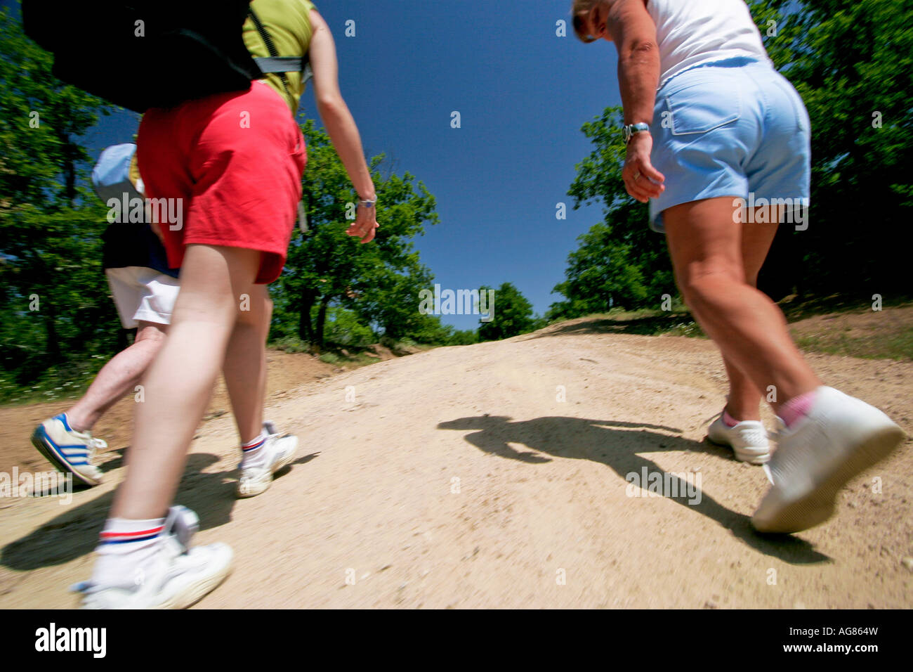 Damen in rot und Bleu Shorts auf einer Reise Stockfoto