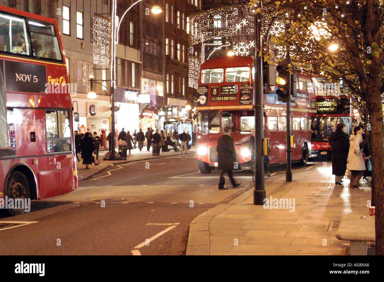 Weihnachts-Einkäufer und Verkehr in Londons Oxford Street Stockfoto