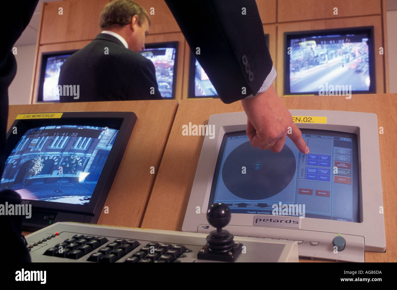 TV-Bildschirme und Sicherheit Betreiber bei einer cctv-Suite in Hackney, London, UK. Stockfoto