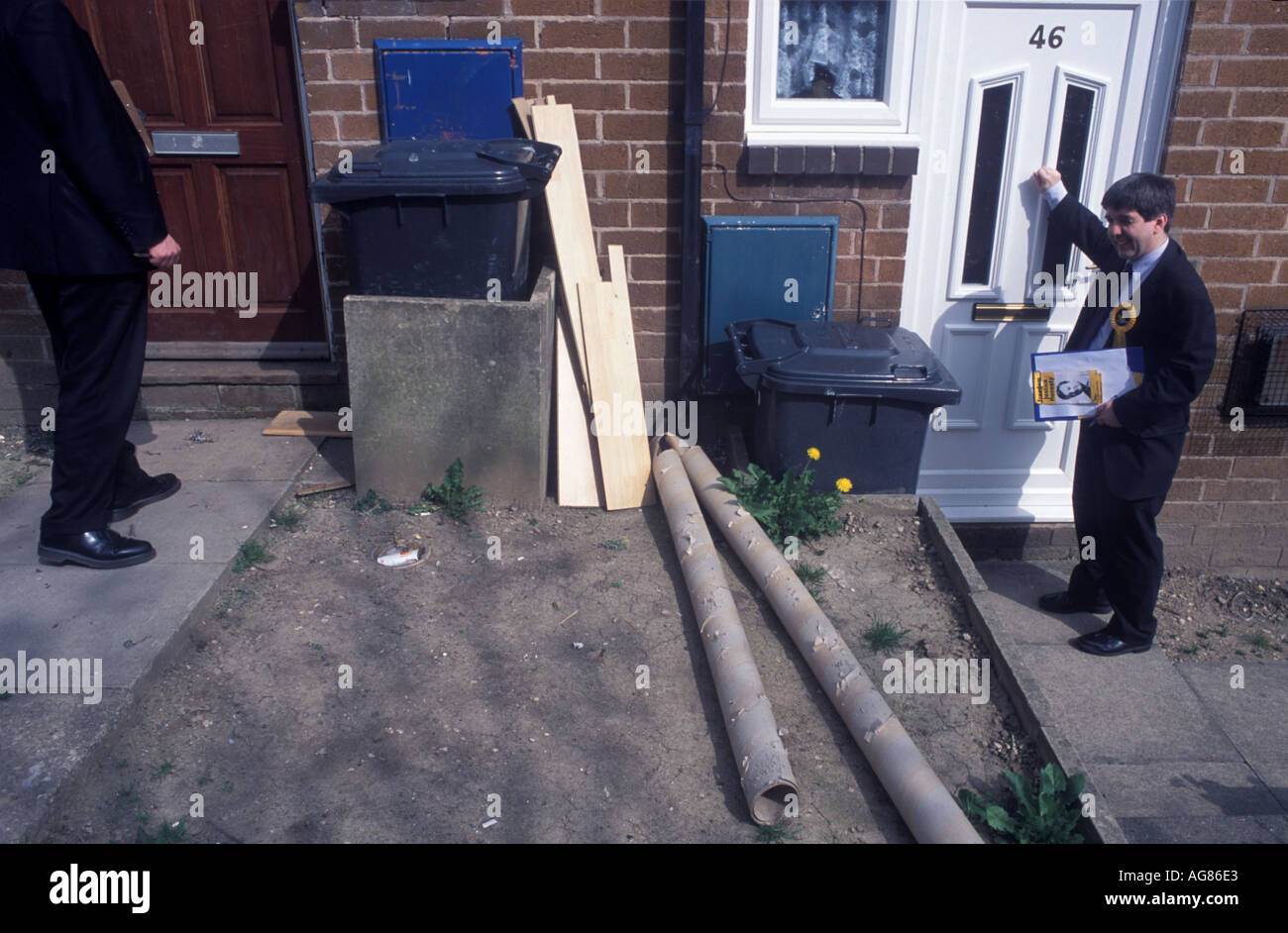 Liberal Democrats Kampagnen in einer Wohnsiedlung bei eine lokale Regierung Wahlen in Sheffield, England. 2004. Stockfoto