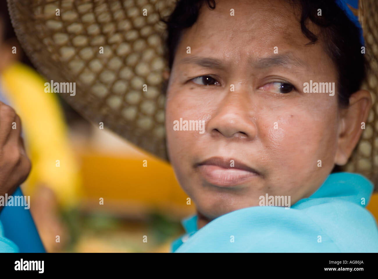 Thailand-Porträt eines Ruderbootes Thai-Frau in Damnoen Saduak Floating Market Provinz Ratchaburi Stockfoto
