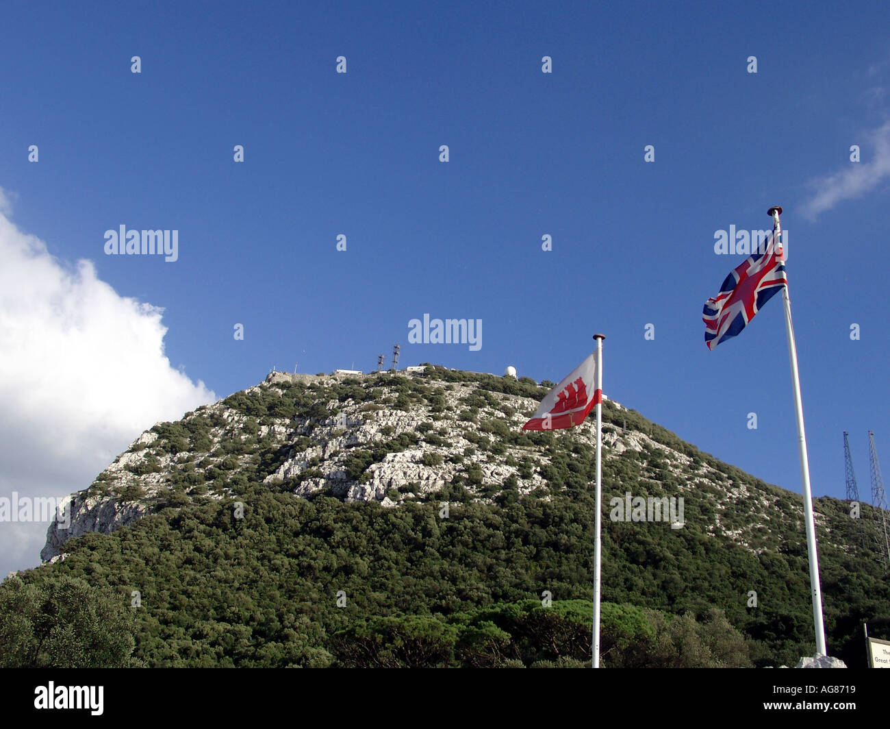 Die britische Union Flag (Union Jack) fliegt stolz neben Gibraltar Schlüssel und Schloss-Flagge, Gibraltar, Europa, Stockfoto