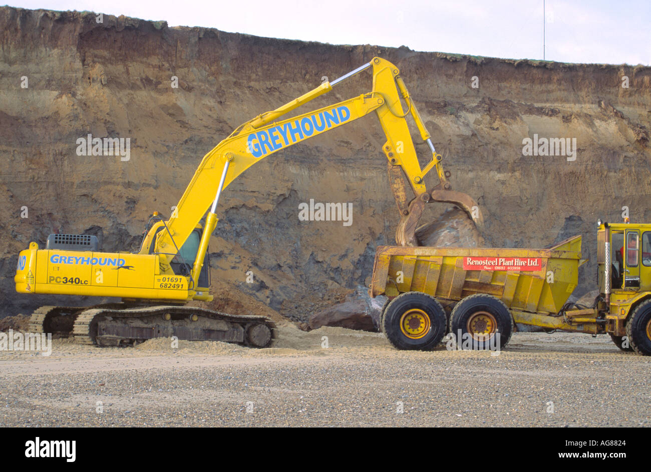 GROßER FELSEN PLATZIERT AUF BAGGER ZUR REPARATUR AN MEER VERTEIDIGUNG HAPPISBURGH NORFOLK EAST ANGLIA ENGLAND UK Stockfoto