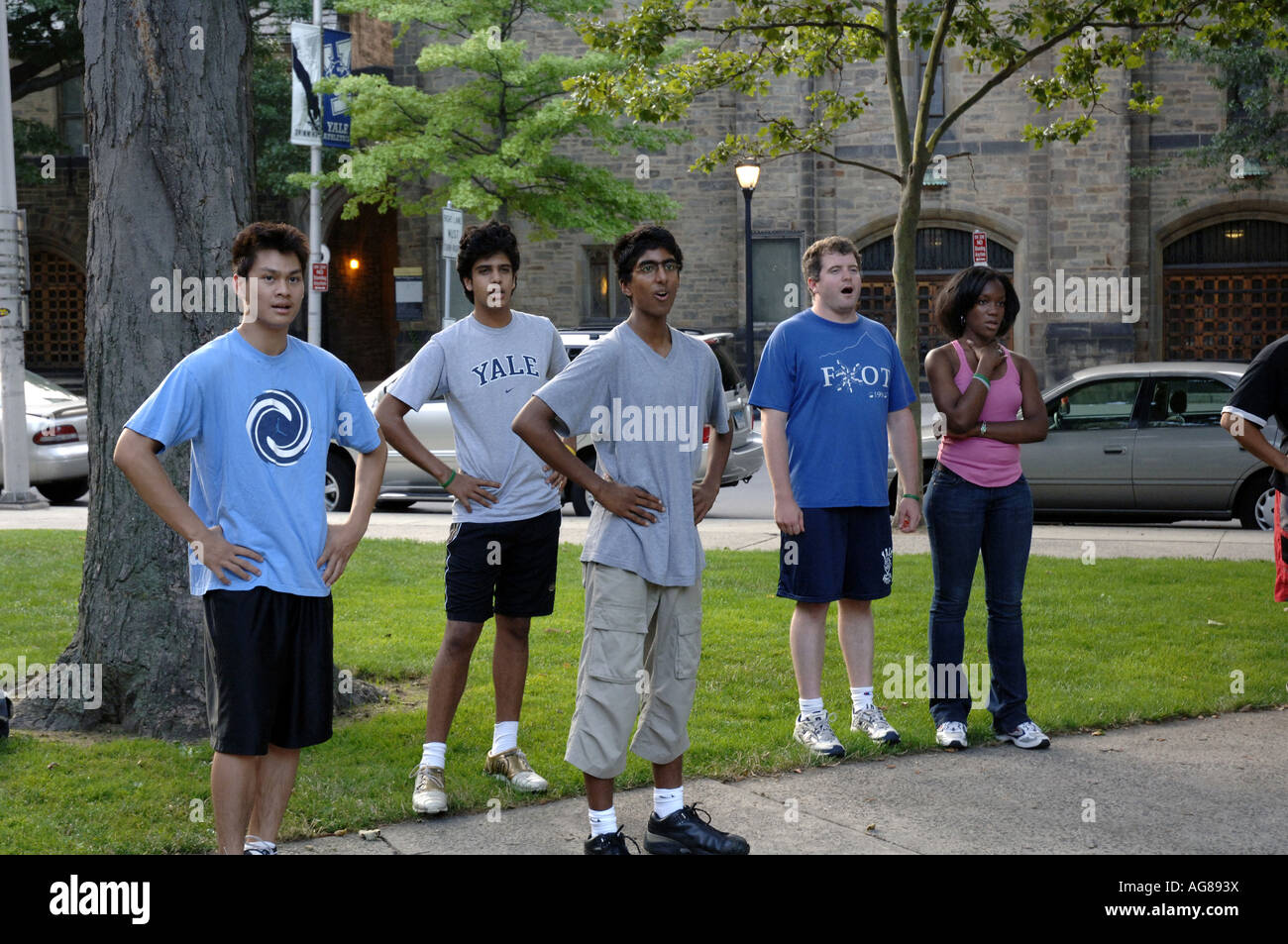 New Haven CT Yale University Summer School Studenten Kickball Spiel ansehen Stockfoto