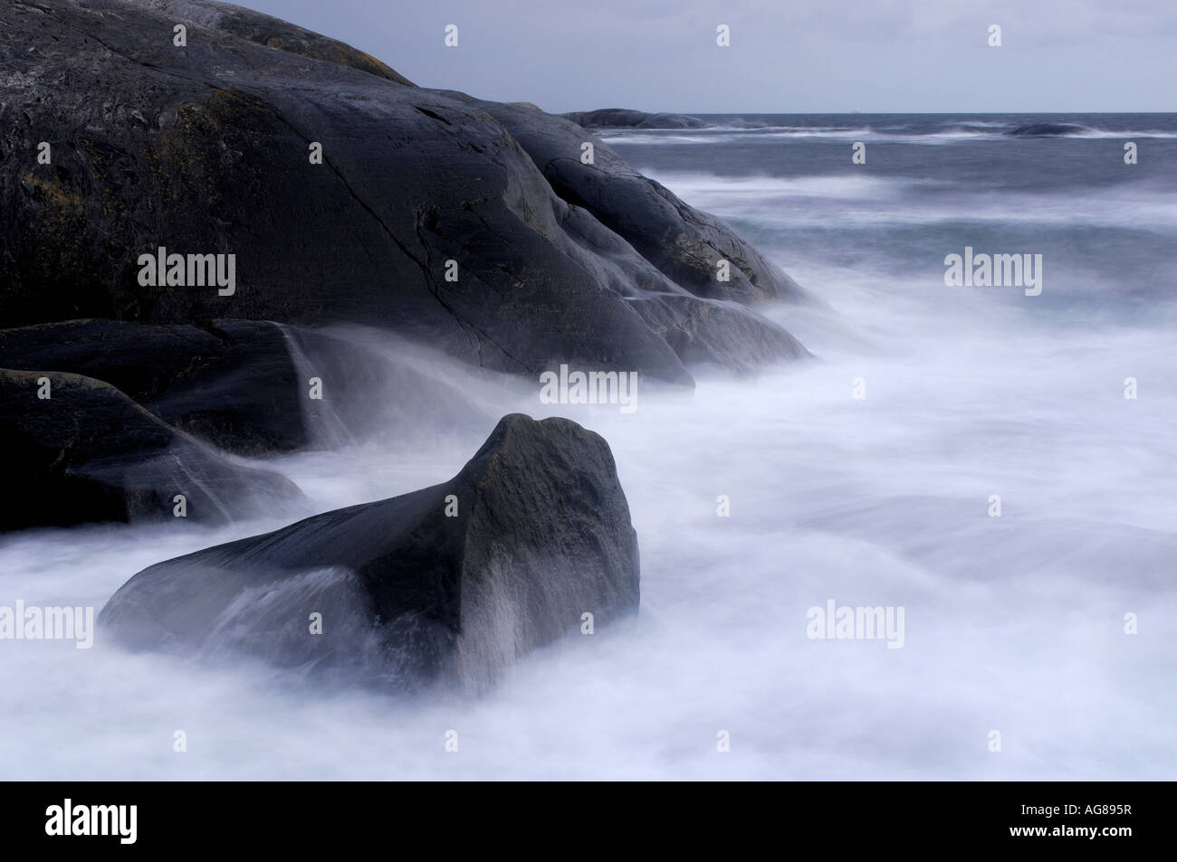 Wellen in Richtung rock Stockfoto