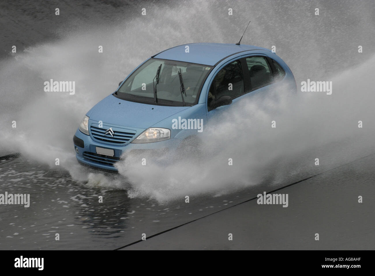 Aquaplaning Gebiet in eine treibende Sicherheits-Center. Not-Situationen sind hier im tiefen Wasser praktiziert. Sie können auftreten, auf Autobahnen eine Stockfoto