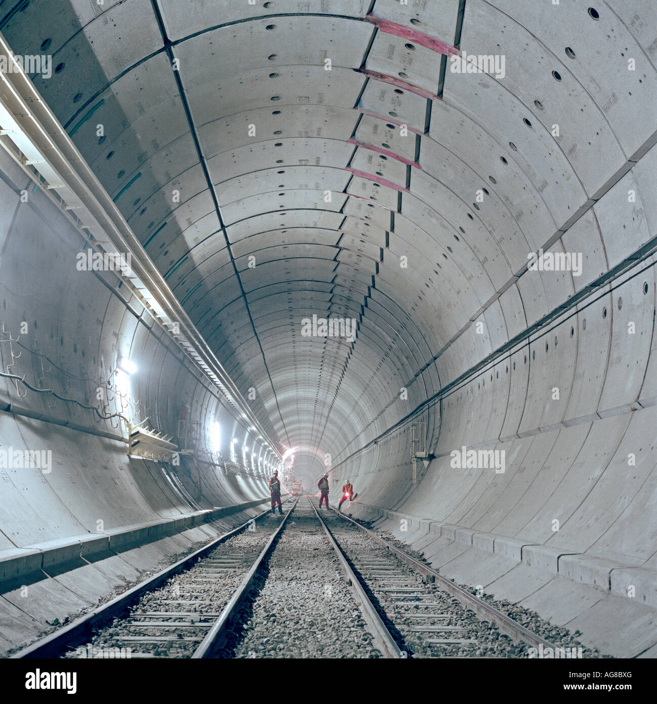 Eurotunnel Überwachung Ingenieure überprüfen Sie einen Abschnitt des abgeschlossenen Tunnel vor der permanenten Konstruktionen installiert wird. Stockfoto