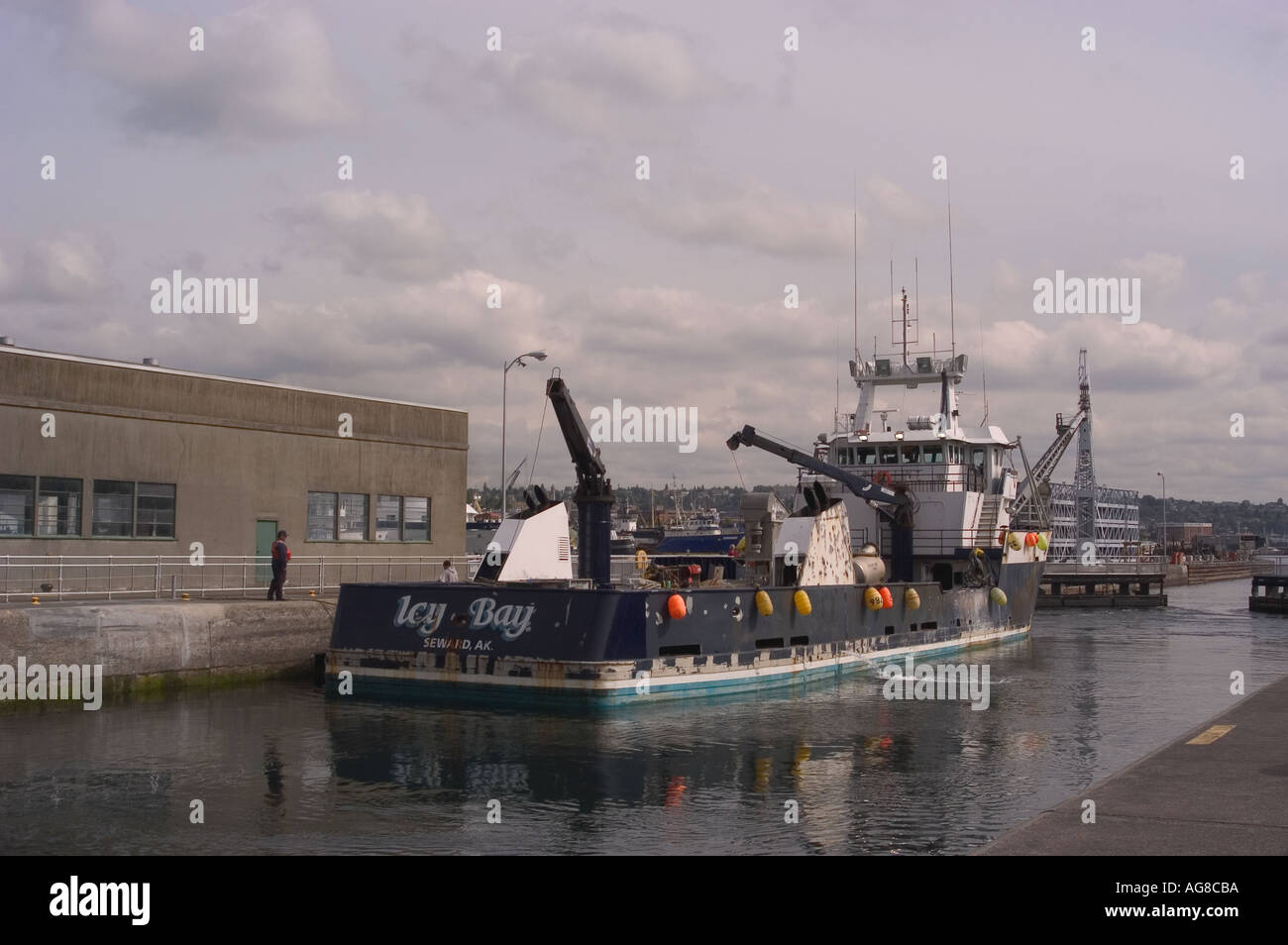 Hiram M Chittenden Locks Ballard Locks mit Angeln Schiff Icy Bay verlassen große Sperre Seattle Washington Stockfoto