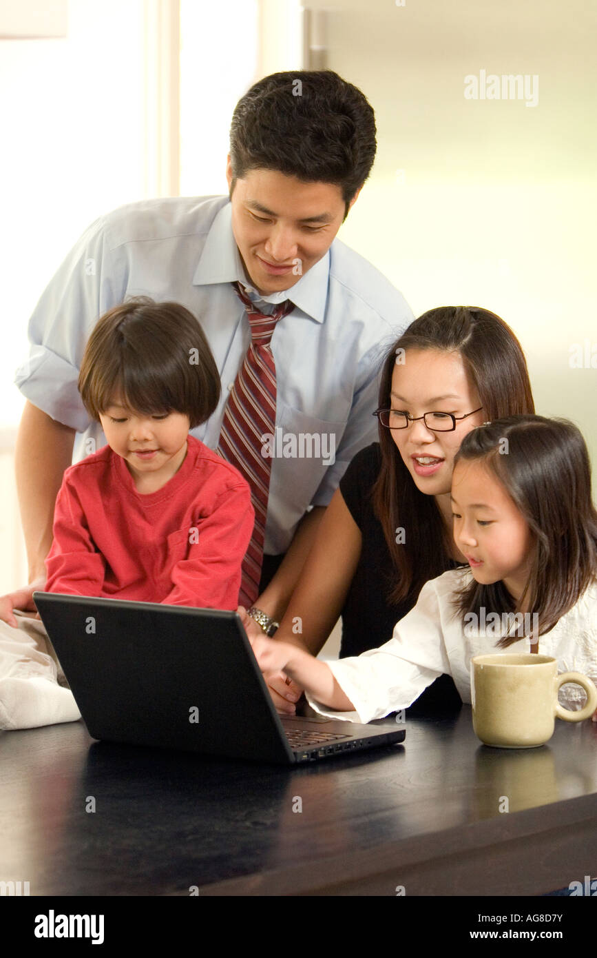 Familie verwendet Laptop Stockfoto