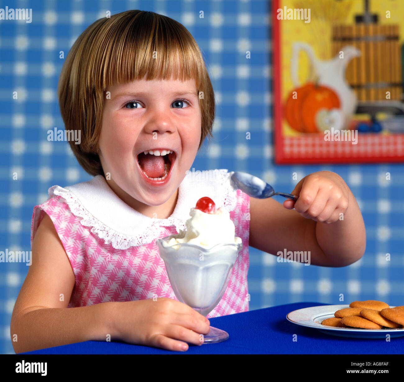 kleine Mädchen genießen eine große Eis Eisbecher Wüste Stockfoto