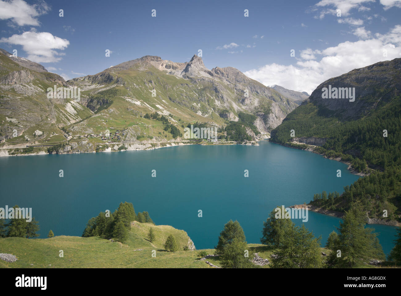 Blick auf Berge über Lac du Chevril Stockfoto