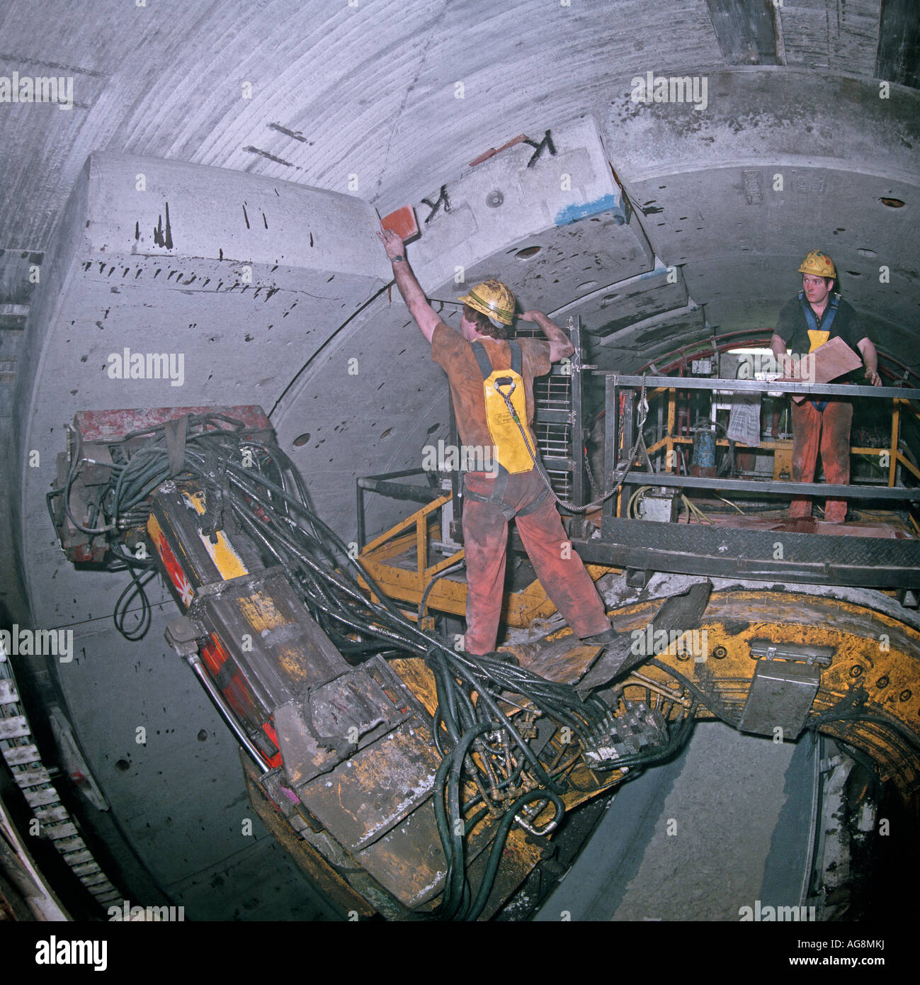 Kanal-Tunnel Bau Crew statt Fertigbeton Futter Segmente nach Tunnel Ausgrabung durch eine Bohrmaschine. Stockfoto