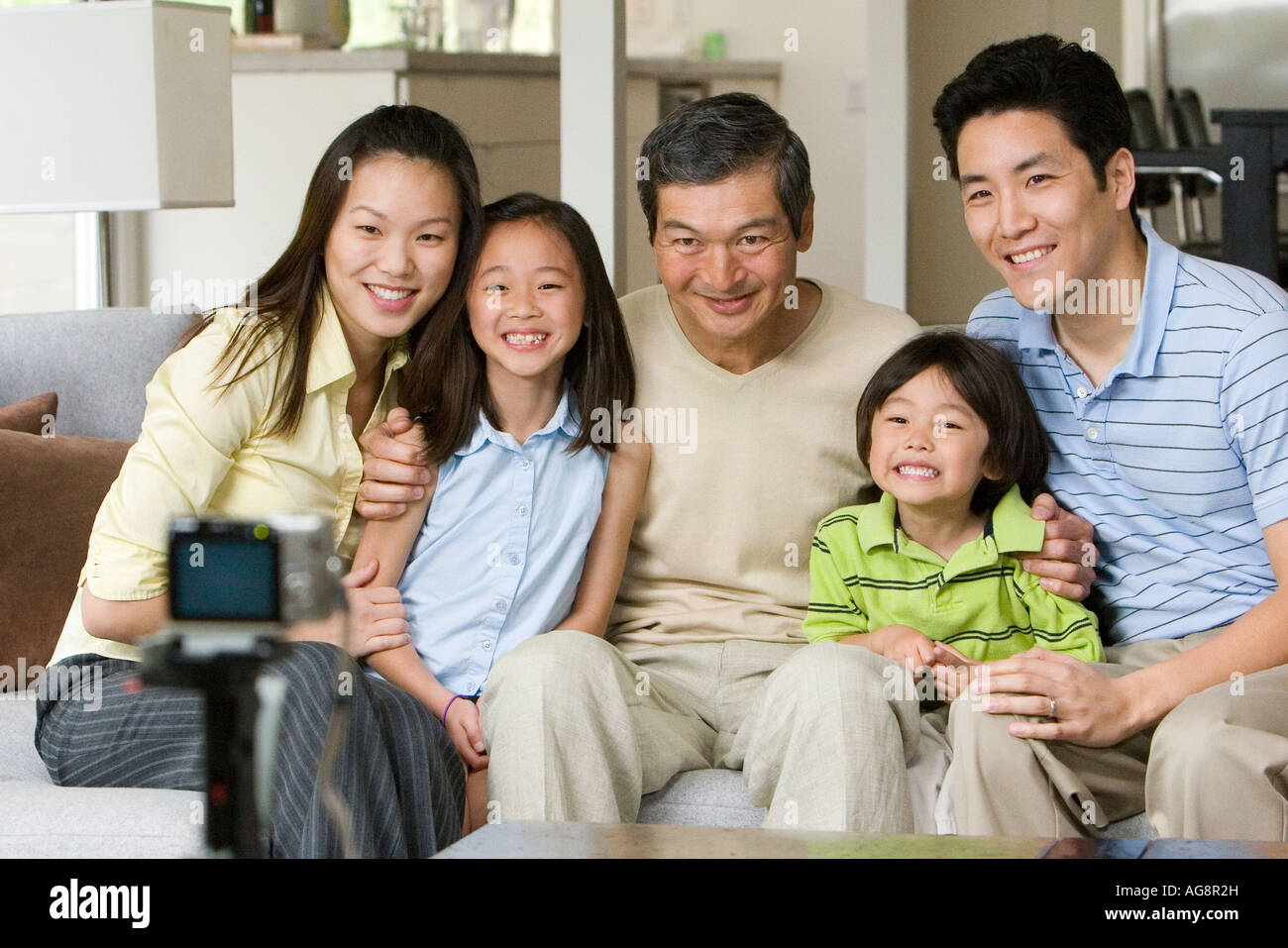 Asiatische Familie posiert für Self-Portrait Stockfoto