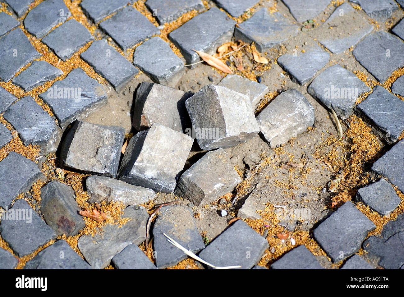 Defekte alte Straße in Berlin Stockfoto