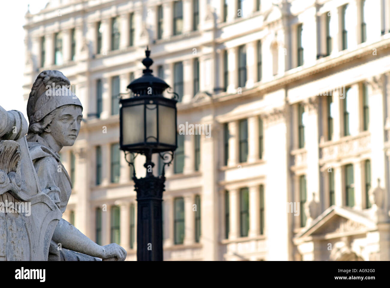 Detail einer Hofdame am Fuße einer Statue von Königin Anne vor St. Pauls Cathedral London England Stockfoto