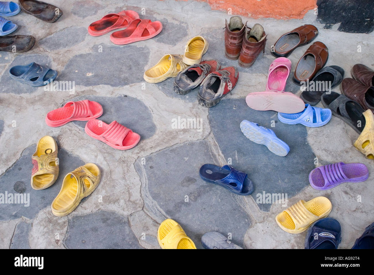 Schuhe Vor Einem Tempel Stockfotos und bilder Kaufen Alamy Schuhe Außerhalb Des Tempels Stockfotos und bilder Kaufen
